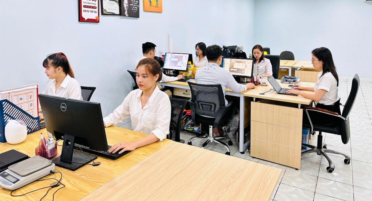 Nhân viên kinh doanh tiếp nhận tư vấn đến từ khách hàng