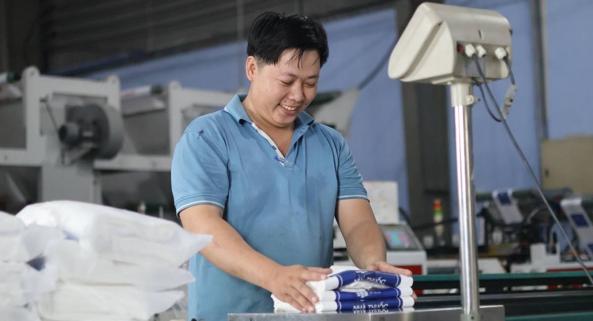 Nhân viên sắp xếp túi tự hủy gọn gàng sau khi ra thành phẩm