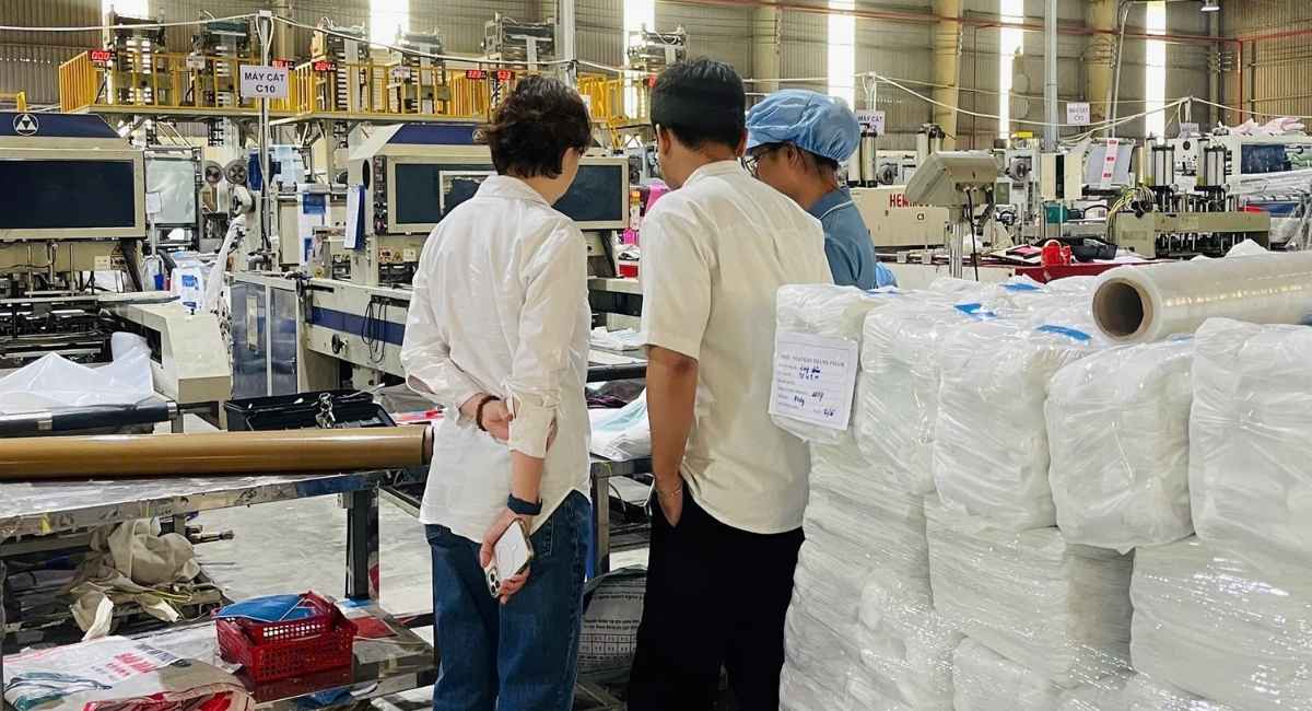 Hỗ trợ khách hàng tham quan nhà xưởng