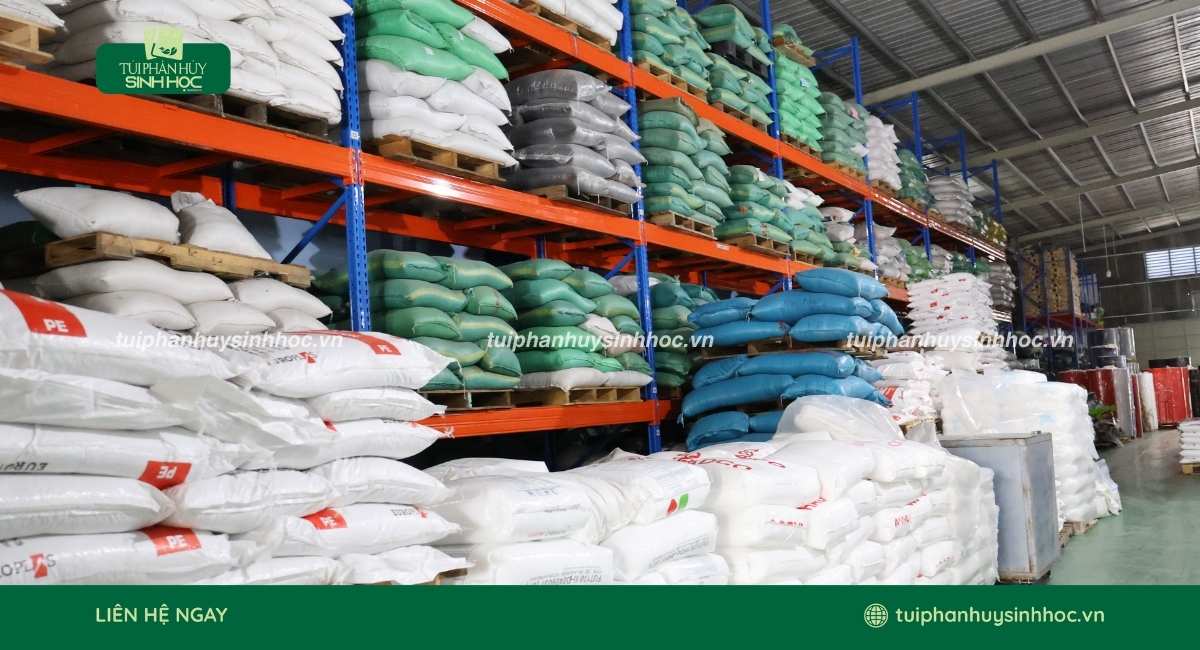 Túi tự hủy sinh học được xếp trong kho sạch sẽ